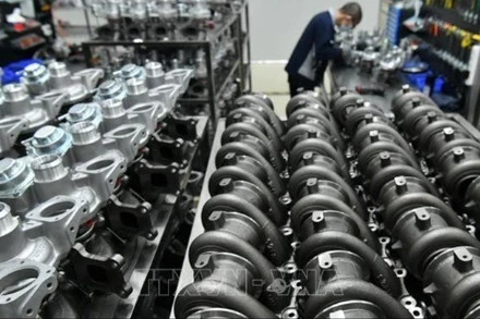 Công nhân làm việc trong phân xưởng sản xuất phụ tùng ô-tô Turbo ở huyện Hà Giản, tỉnh Hà Bắc, Trung Quốc. (Ảnh: THX/TTXVN)