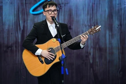 "Trạm yêu thương" kể câu chuyện về Đỗ Trung Minh - chàng trai khiếm thị chọn âm nhạc để bước đi và thắp sáng tương lai. (Ảnh: Ê-KÍP SẢN XUẤT)