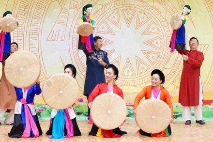 Nhà hát Múa rối Việt Nam biểu diễn tiết mục "Trảy hội Xuân” tại điểm Trường phổ thông dân tộc bán trú trung học cơ sở Lũng Cú.