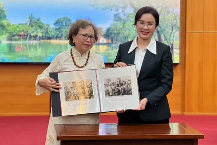 Khu Di tích Chủ tịch Hồ Chí Minh tại Phủ Chủ tịch tiếp nhận ảnh tư liệu do gia đình bà Lê Phương trao tặng. 