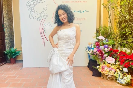 Hoàng Quyên tại buổi ra mắt album đĩa than "River".