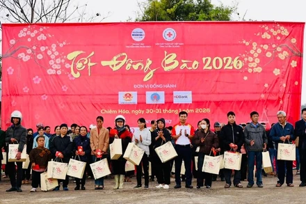 Trao tặng quà cho những gia đình có hoàn cảnh khó khăn tại xã Chiêm Hóa, tỉnh Tuyên Quang. (Ảnh: BTC)