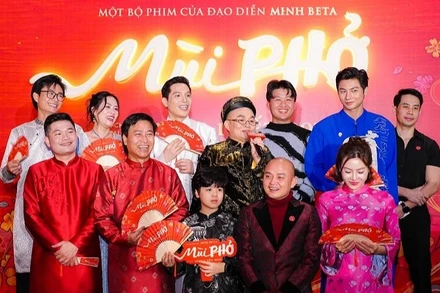 Ê-kíp phim "Mùi Phở" ra mắt khán giả Thủ đô. (Ảnh: Đoàn phim cung cấp)