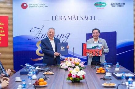 Ra mắt Sách ảnh “Âm vang 80 năm Cách mạng Tháng Tám và Quốc khánh 2-9 (1945-2025)”. (Ảnh: NGỌC QUANG)