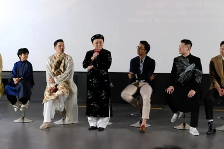 Các nghệ sĩ giao lưu cùng khán giả trong buổi giới thiệu phim "Mùi Phở". (Ảnh: ANH VŨ)