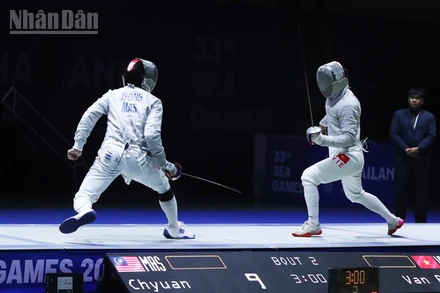 Nguyễn Xuân Lợi, Nguyễn Văn Quyết, Lê Văn Bang, Phan Ánh Dương giành Huy chương Vàng nội dung đồng đội nam môn kiếm chém sau khi vượt qua đối thủ đến từ Malaysia. (Ảnh: HOÀNG MINH)