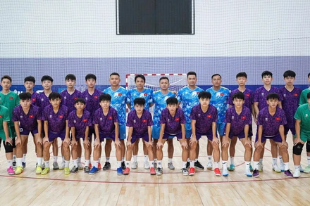 Ban huấn luyện cùng các tuyển thủ U16 futsal Việt Nam. (Ảnh: VFF)