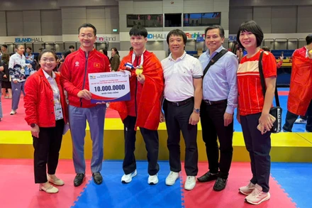 Lãnh đạo Sở Văn hóa và Thể thao Hà Nội trao thưởng cho vận động viên giành Huy chương Vàng tại SEA Games 33. 