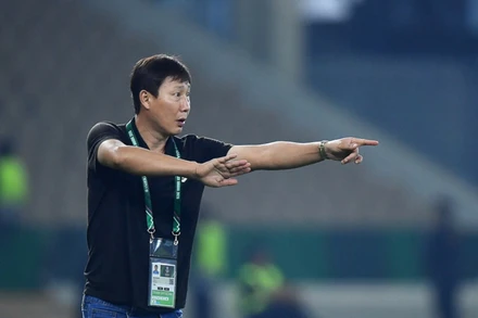 Huấn luyện viên Kim Sang Sik chỉ đạo các học trò. (Ảnh: VFF)