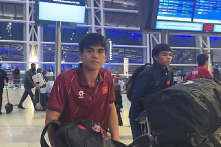 Đội trưởng Khuất Văn Khang cùng các đồng đội trở về nước sau hành trình đáng nhớ. (Ảnh: VFF)