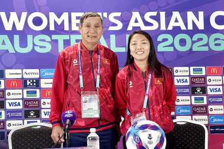 Huấn luyện viên Mai Đức Chung và cầu thủ Huỳnh Như tại buổi họp báo trước trận đấu gặp Ấn Độ. (Ảnh: VFF)