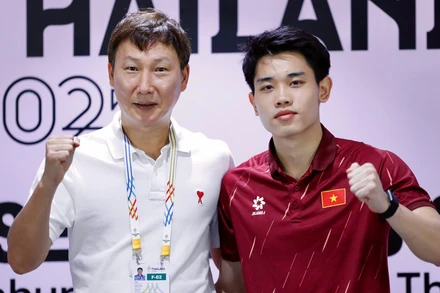 Huấn luyện viên Kim Sang Sik và cầu thủ Nguyễn Đình Bắc tại buổi họp báo sau trận đấu tối 11/12. (Ảnh: VFF)