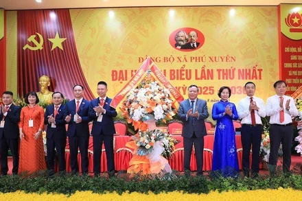 Lãnh đạo Thành ủy Hà Nội tặng hoa chúc mừng Đại hội Đảng bộ xã Phú Xuyên.