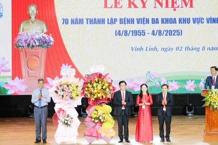 Phó Bí thư Tỉnh ủy, Chủ tịch Hội đồng nhân dân tỉnh Nguyễn Đăng Quang tặng hoa chúc mừng tập thể cán bộ, nhân viên Bệnh viện đa khoa khu vực Vĩnh Linh.