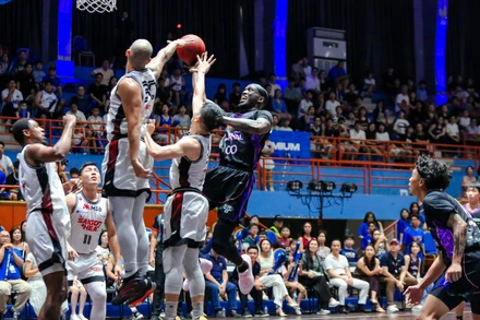 Trung phong Tamyrik Fields đột phá vòng vây của Saigon Heat. (Ảnh: VBA)