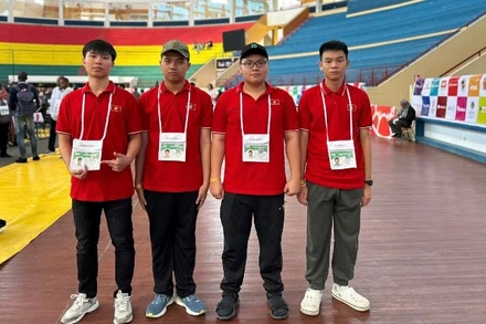 Bốn học sinh trong Đội tuyển IOI Việt Nam 2025 (từ trái qua phải): Ninh Quang Thắng, Nguyễn Bùi Đức Dũng, Lê Kiến Thành, Đặng Huy Hậu.