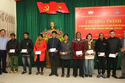 Chủ tịch HĐQT BSR Bùi Ngọc Dương (ngoài cùng bên trái) trao quà tri ân cho các thương bệnh binh, gia đình chính sách tại xã Măng Đen.