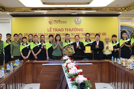 Đại diện T&T Group và Hiệp hội thể thao Công an nhân dân Việt Nam trao thưởng cho các huấn luyện viên, vận động viên. 