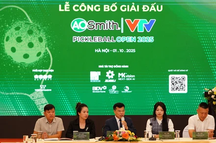 Đại diện Ban Tổ chức trả lời phóng viên báo chí. 