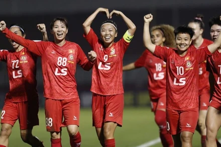 Các cầu thủ Thành phố Hồ Chí Minh ăn mừng chiến thắng đầu tay tại giải đấu. (Ảnh: VFF)