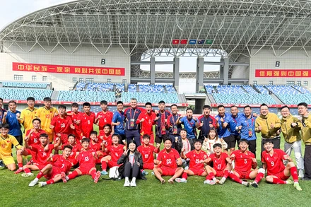 Niềm vui của thầy trò huấn luyện viên Cristiano Roland sau cuộc lội ngược dòng thắng 2-1 U16 Saudi Arabia. (Ảnh: VFF)