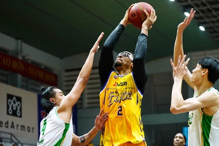 John Fields tấn công cận rổ dưới áp lực của các cầu thủ Cantho Catfish. (Ảnh: VBA)