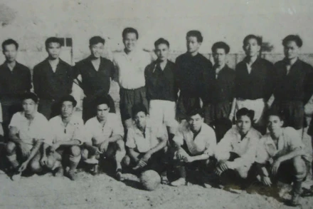 Hình ảnh đội bóng Hải Phòng trong trận đấu giao hữu với thủy thủ trên chiến hạm Dumont D’Urville của Pháp. (Ảnh tư liệu)