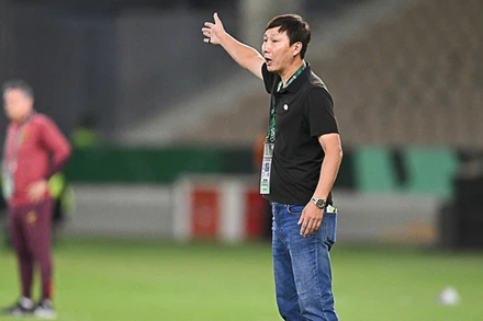 Huấn luyện viên Kim Sang Sik tại trận bán kết giữa U23 Việt Nam và U23 Trung Quốc, rạng sáng 21/1. (Ảnh: VFF)