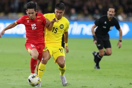 Thất bại trước đội tuyển Malaysia vừa qua khiến đội tuyển Việt Nam tụt hạng. (Ảnh: VFF)