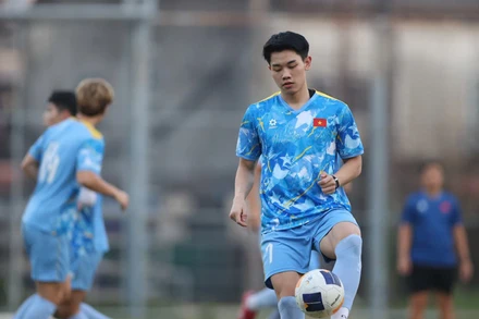 Tiền đạo Nguyễn Đình Bắc cùng các đồng đội U22 Việt Nam hướng tới chiến thắng trước U22 Lào. (Ảnh: VFF)