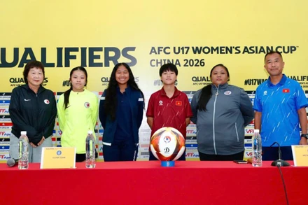 Đại diện các đội U17 nữ Việt Nam, U17 nữ Hồng Kông (Trung Quốc) và U17 nữ Guam tại buổi họp báo. (Ảnh: VFF)