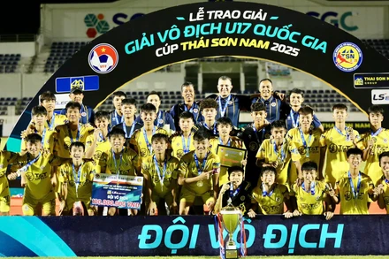 U17 Hà Nội ăn mừng cùng chiếc cúp vô địch. 