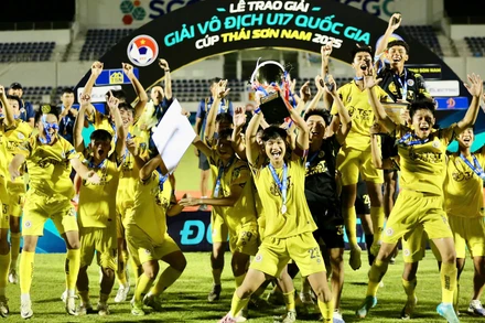 Các cầu thủ U17 Hà Nội ăn mừng cùng chiếc cúp vô địch. 