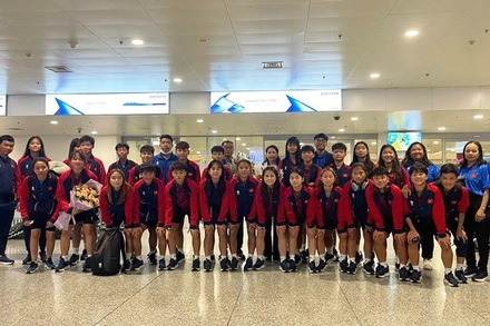 Các thành viên đội tuyển U16 nữ Việt Nam trở về nước sau giải đấu khu vực. (Ảnh: VFF)