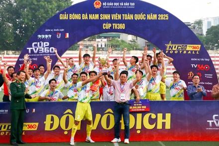 Sinh viên Đại học Huế ăn mừng cùng chiếc cúp vô địch.