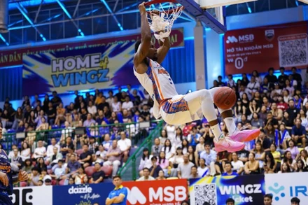 Hassan Thomas úp rổ ghi điểm cho Hanoi Buffaloes. (Ảnh: VBA)