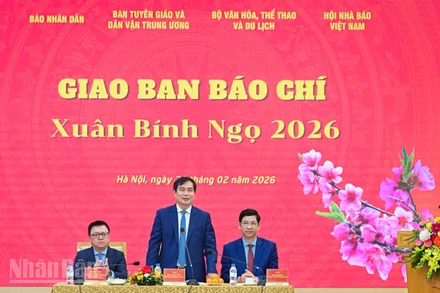 Các đồng chí lãnh đạo chủ trì Hội nghị giao ban báo chí đầu Xuân Bính Ngọ. (Ảnh: BẢO LONG)