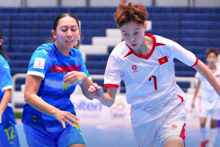 Đội tuyển futsal nữ Việt Nam (áo trắng) giành chiến thắng quan trọng ở vòng bảng. (Ảnh: VFF)