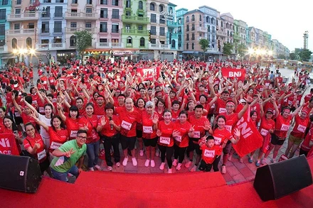 Giải chạy “BNI Run mở rộng” thu hút hơn 800 người tham gia. 