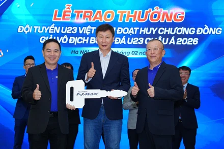 Huấn luyện viên Kim Sang Sik nhận phần thưởng.