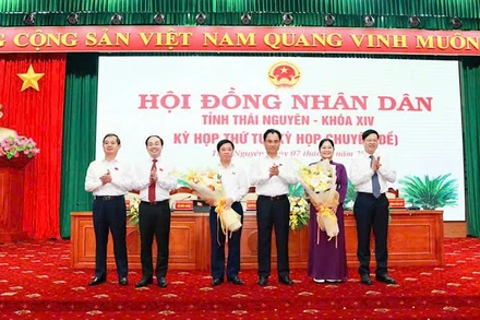 Các đồng chí Thường trực Tỉnh ủy tặng hoa chúc mừng đồng chí Bùi Văn Lương và đồng chí Hoàng Thu Trang.