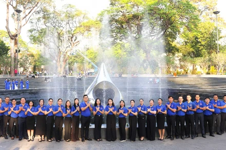 Dâng hoa tại Tượng đài “Giọt nước mắt”, tưởng nhớ đồng bào, cán bộ, chiến sĩ và lực lượng tuyến đầu đã mất do Covid-19.