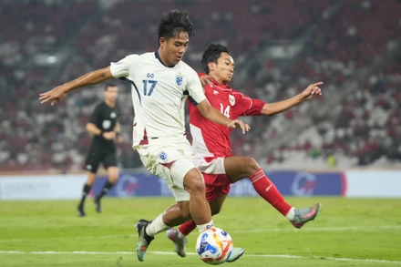 Chủ nhà U23 Indonesia (áo đỏ) tiến vào chung kết sau khi đánh bại U23 Thái Lan. (Ảnh: FAT)