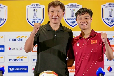 Huấn luyện viên Kim Sang Sik và cầu thủ xuất sắc nhất trận đấu Nguyễn Xuân Bắc tham dự họp báo sau trận bán kết thắng U23 Philippines 2-1. (Ảnh: VFF)