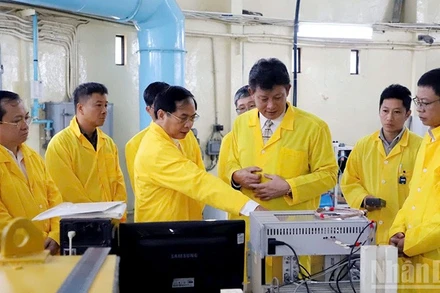 Phó Thủ tướng Bùi Thanh Sơn và đoàn công tác Chính phủ tham quan Lò phản ứng hạt nhân Đà Lạt.