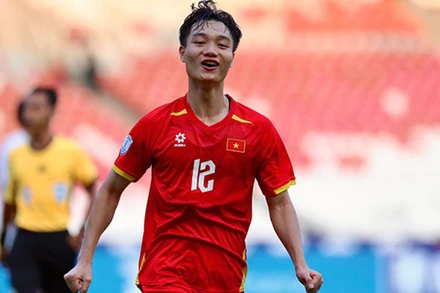 Xuân Bắc được bình chọn là cầu thủ xuất sắc nhất trận đấu với bàn thắng ấn định chiến thắng 2-1 cho U23 Việt Nam. (Ảnh: VFF)