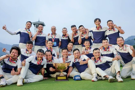 Các thành viên đội tuyển miền bắc ăn mừng cùng chiếc cúp vô địch. (Ảnh: VGA)