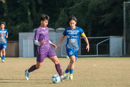 U17 Việt Nam (áo tím) giành chiến thắng trước các cầu thủ Nhật Bản. (Ảnh: VFF)