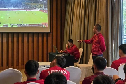 Ban huấn luyện và các cầu thủ cùng phân tích băng ghi hình trận gặp U22 Trung Quốc. (Ảnh: VFF)