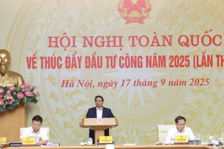 Thủ tướng Phạm Minh Chính chủ trì Hội nghị toàn quốc thúc đẩy đầu tư. (Ảnh: Trần Hải)